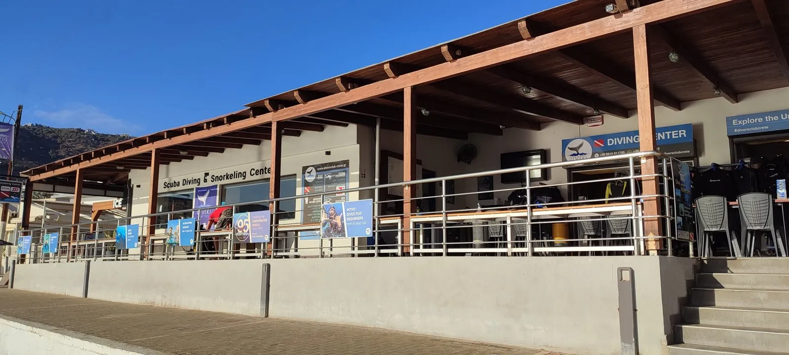 L’edificio del centro immersioni e snorkeling Divers Club Crete, con l’insegna e la terrazza in legno