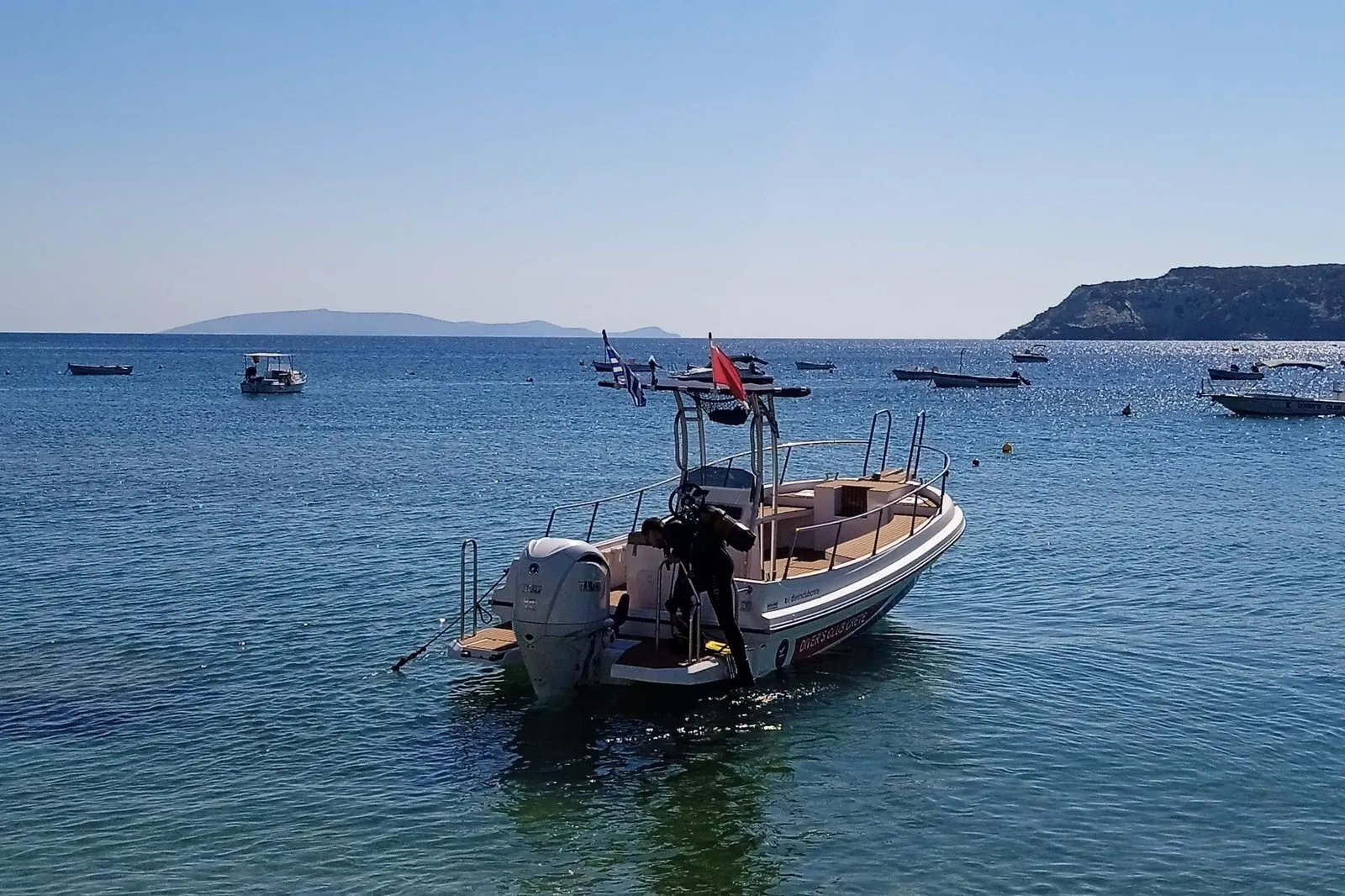 La barca da immersione di Divers Club Crete all’ancora in acque turchesi e limpide lungo la costa cretese