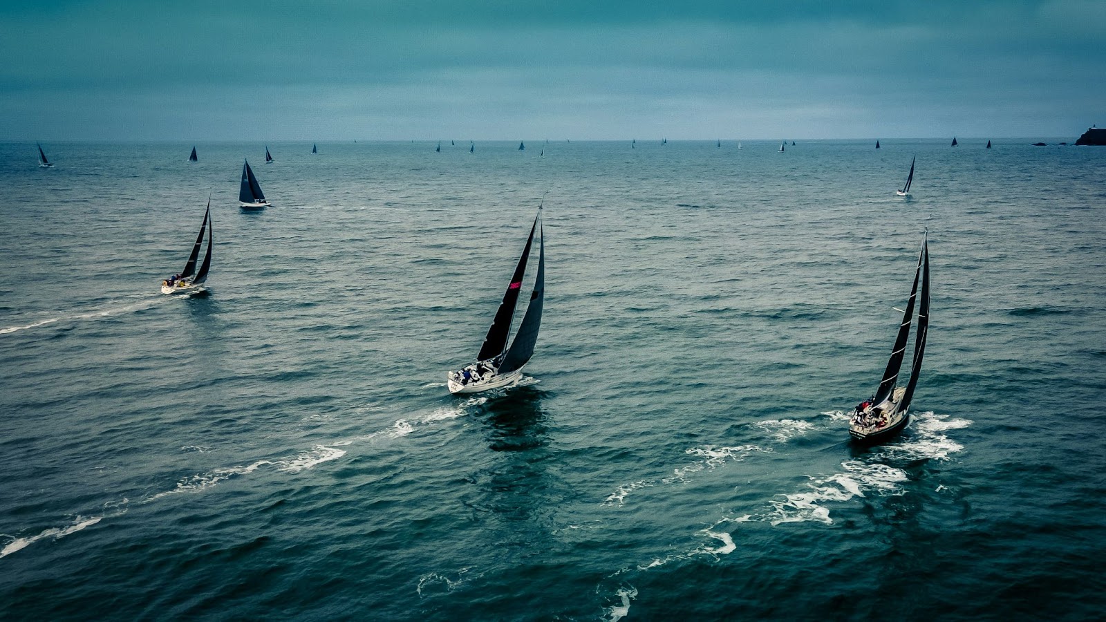 Navegando em mares calmos: como os centros de vela podem lotar cursos e barcos durante a baixa temporada