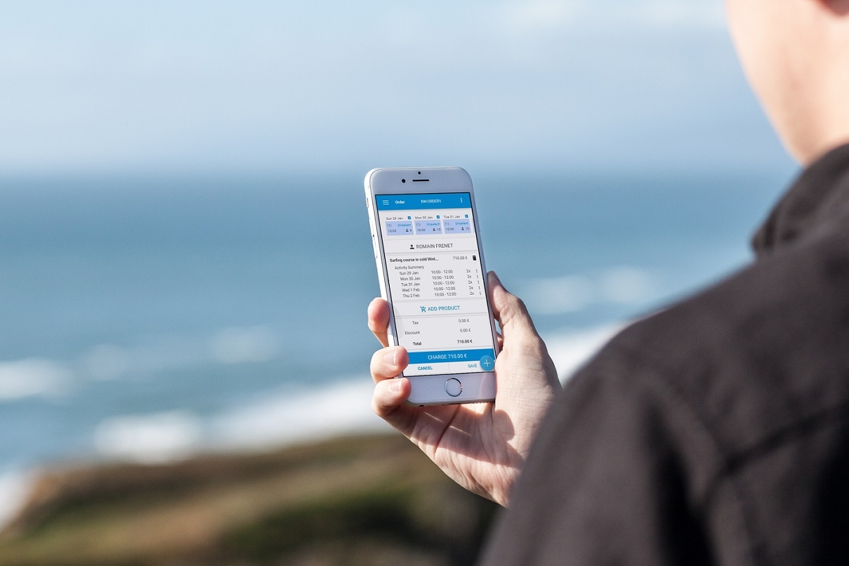 monitor gestionando clase de kitesurf en smartphone