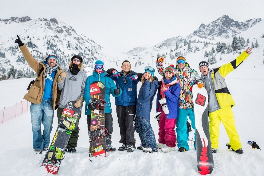 group of ski and snowboard class
