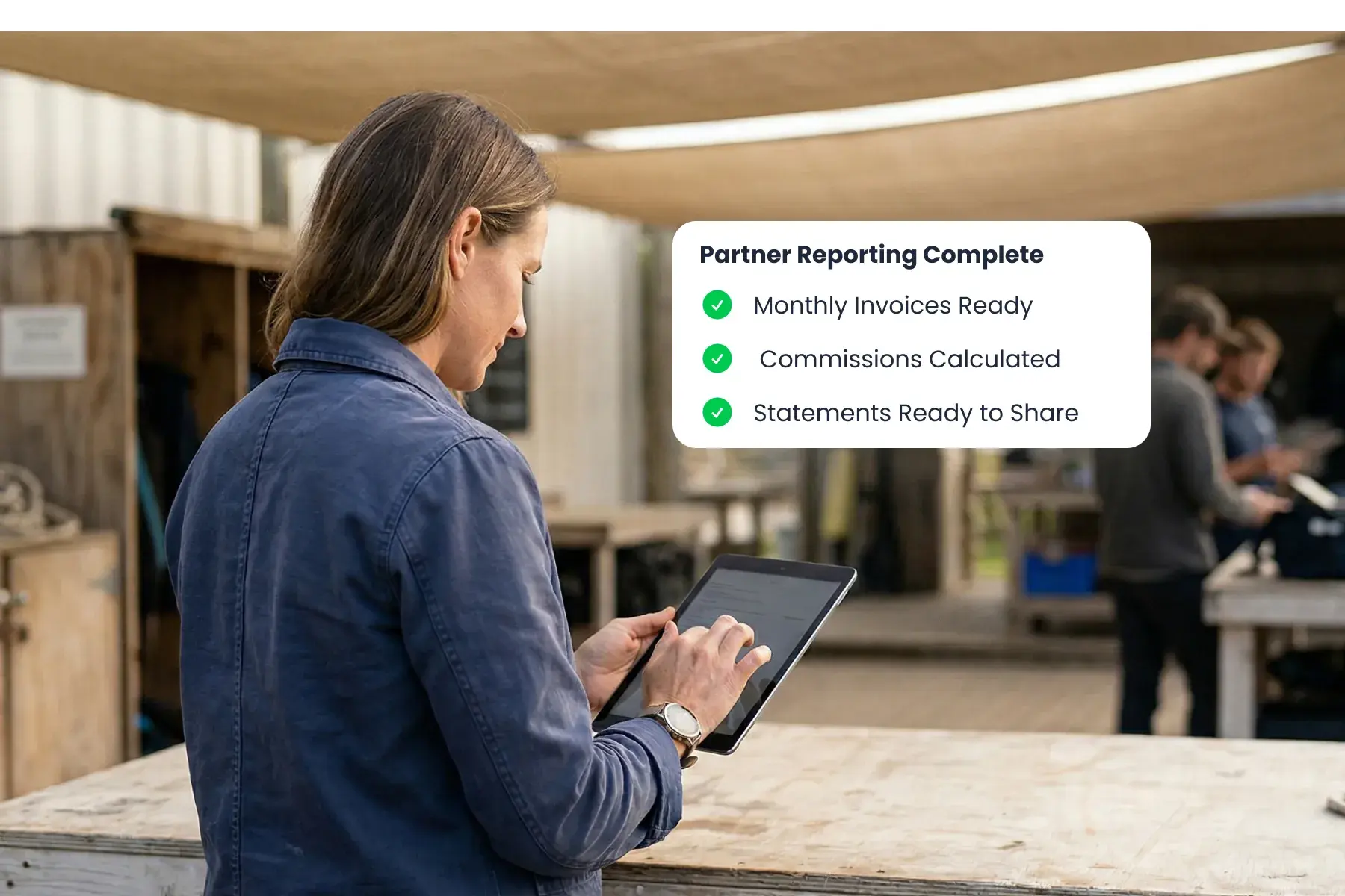 Responsabile attività che esamina il pannello report partner in Bloowatch, monitorando le vendite per canale e generando fatture specifiche per partner