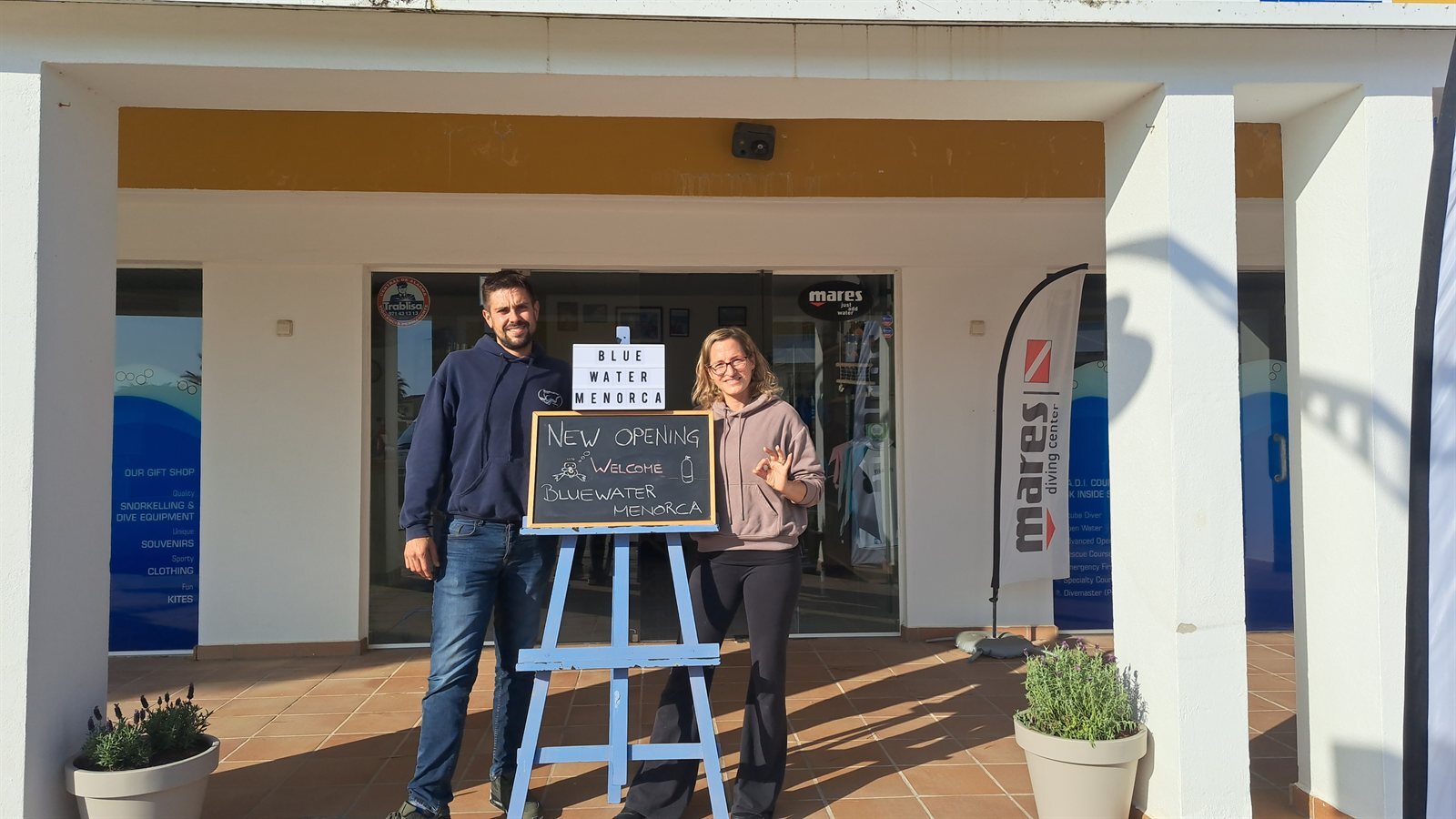 Il team di Bluewater Menorca festeggia l'apertura del centro immersioni