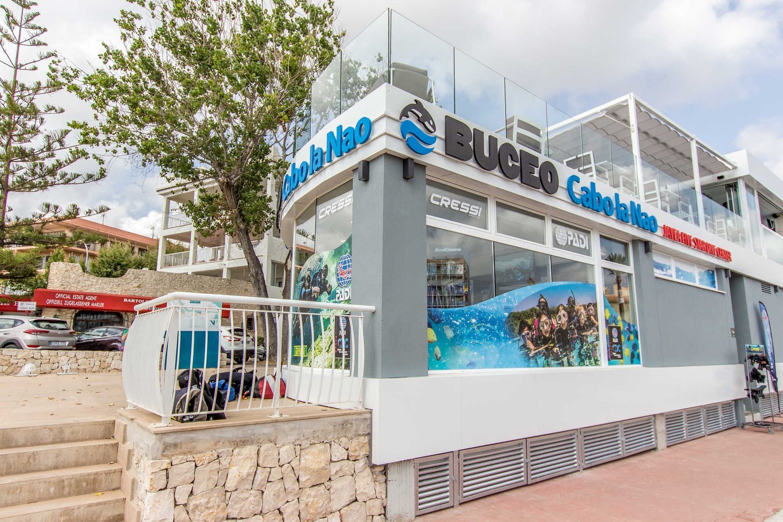 Il negozio di immersioni Buceo Cabo La Nao, con i colori del marchio, in riva al mare a Jávea