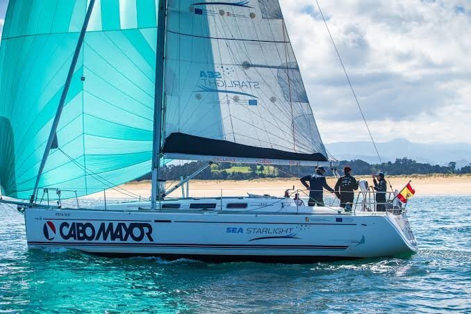 L’equipaggio di Cabo Mayor manovra le scotte a bordo della barca della scuola nella baia