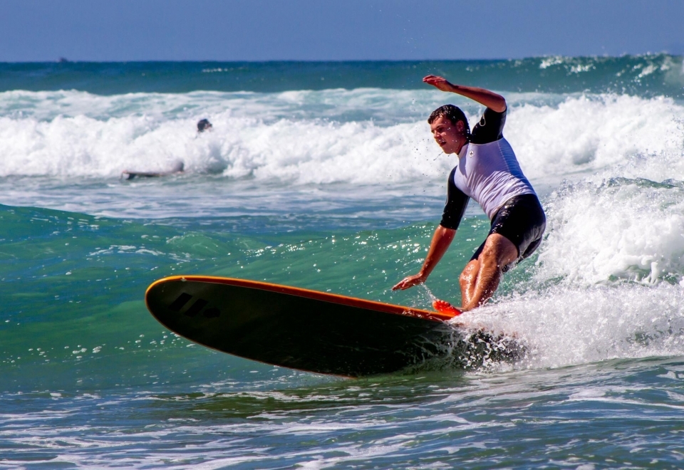 Longboarder che scivola su una piccola onda all'Hossegor Surf Center