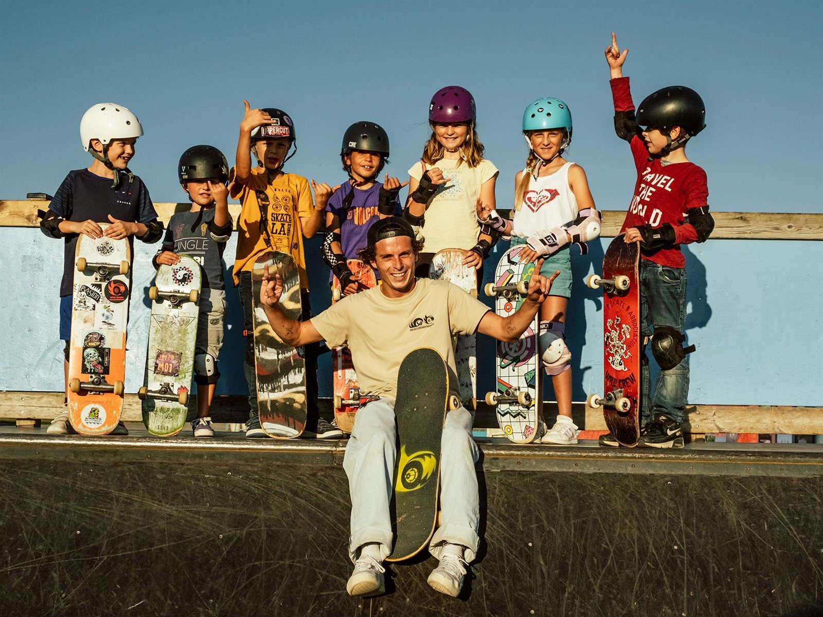 Istruttore di skate e gruppo di bambini in posa con le tavole alla rampa della WSA Guidel